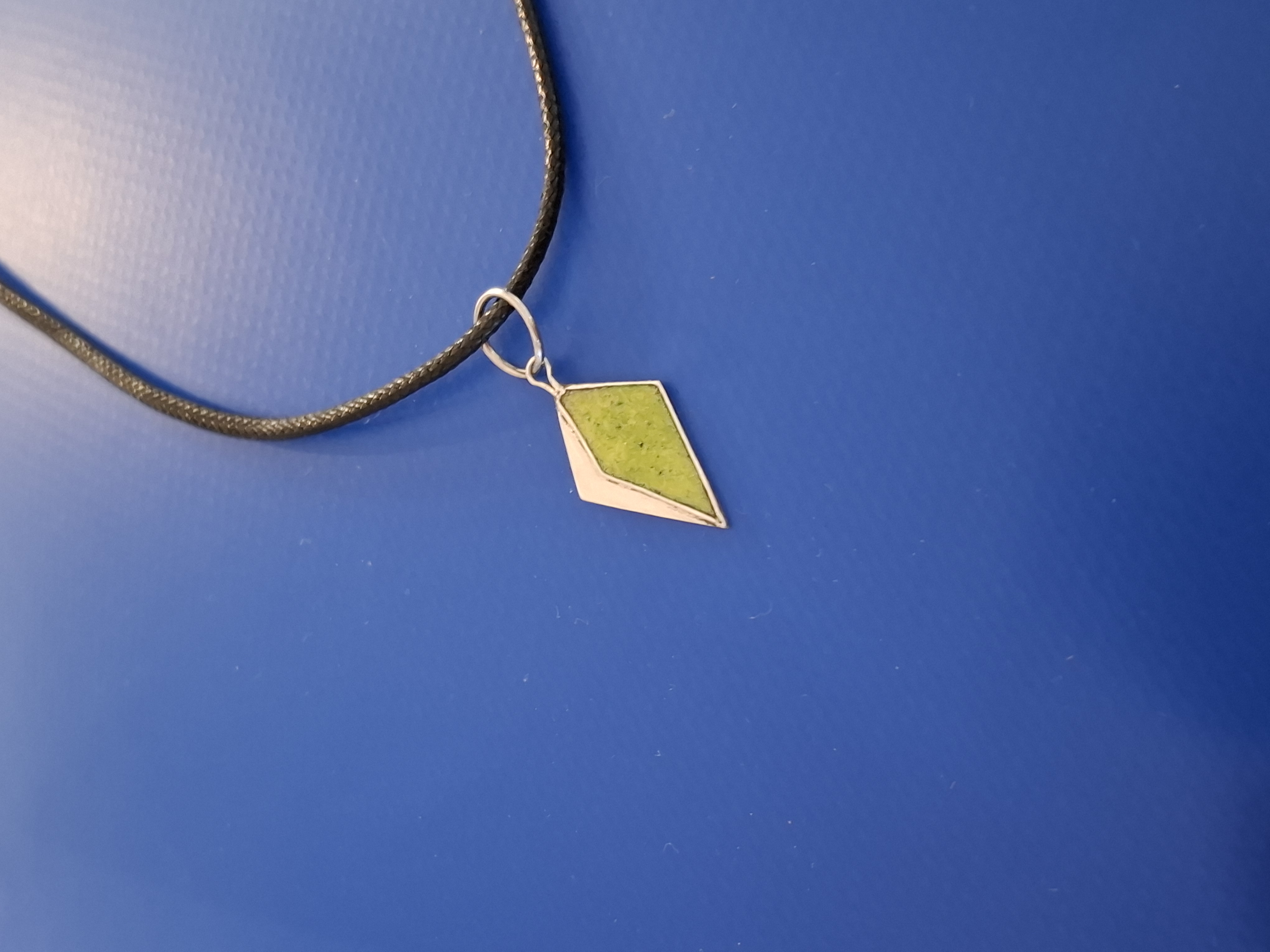 Colgante con esmalte